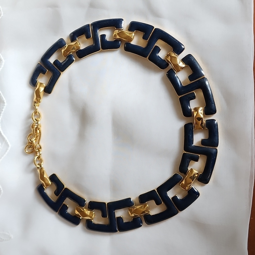 STYLISH PRE-OWNED MONET ENAMELED NECKLACE